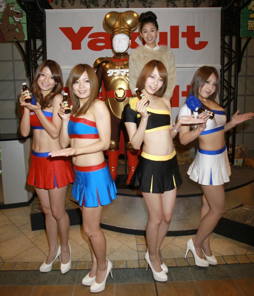 森下千里とタフマンをアピールするスクープ！？（左から）阪本麻美、瀬戸サオリ、綱島恵里香、安西結花＝２０１１年
