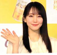 　「クリアアサヒ　新コミュニケーション発表会」に出席した（左から）吉岡里帆＝２０２４年３月