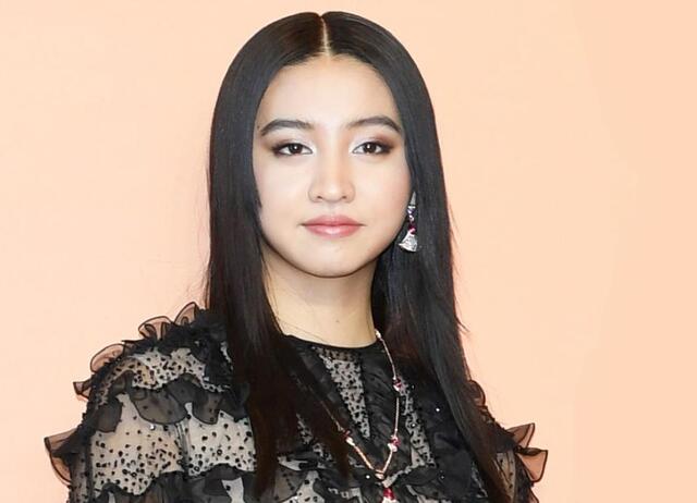 Koki， おしゃれな自宅でヴィトンが主役の秋コーデ「Merci」壁も