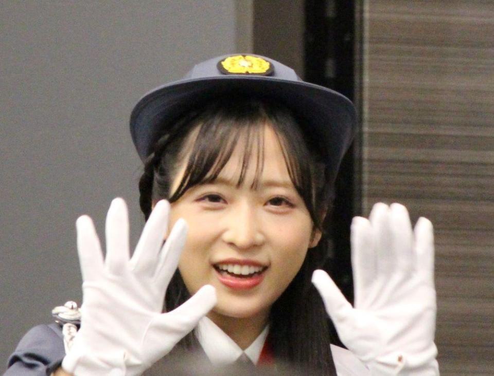 　一日警察署長を務めたＡＫＢ４８の小栗有以