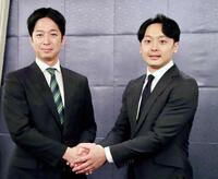 　日本維新の会・藤田文武幹事長（左）と握手する新実彰平氏