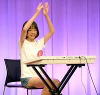 　特技のキーボード演奏を披露する増田有沙さん（撮影・佐藤厚）