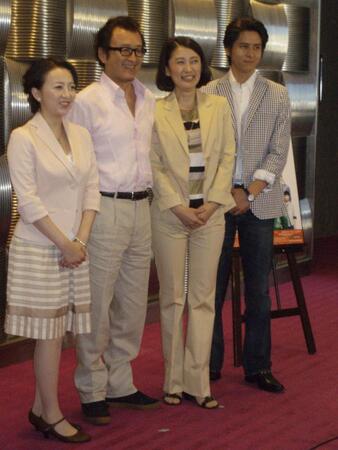 　笑顔で写真撮影する一路真輝（右から２番目）と高橋由美子、吉田鋼太郎、伊礼彼方（２０１１年７月撮影）