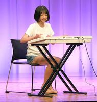 　キーボードを演奏する増田有沙さん（撮影・佐藤厚）