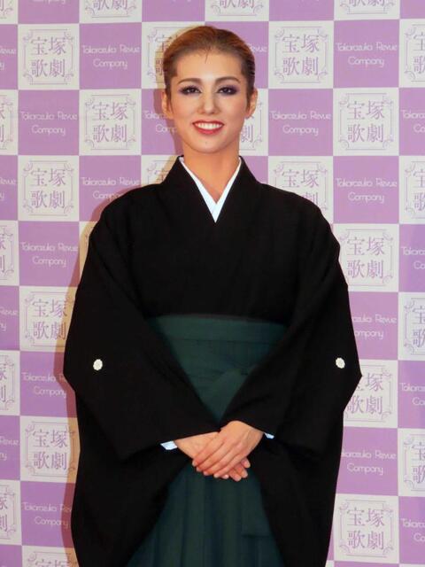 宝塚雪組トップスター・彩風咲奈 退団会見で後輩にエール「ずっと