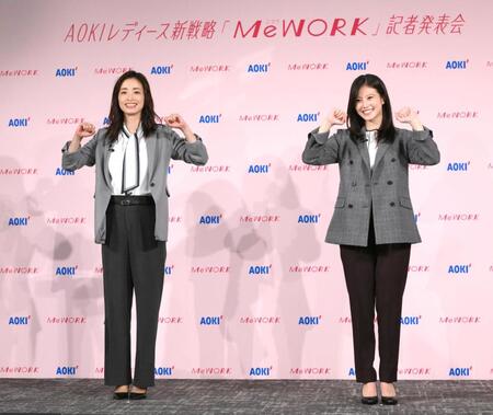 ストレッチを披露する上戸彩（左）、今田美桜＝東京ミッドタウン八重洲（撮影・堀内翔