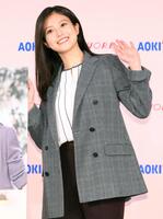 　フォトセッションで手を振る今田美桜（撮影・堀内翔