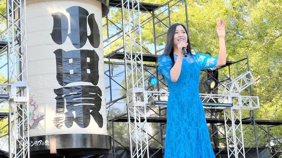 　「第３３回小田原ちょうちんまつり」で歌唱した門松みゆき