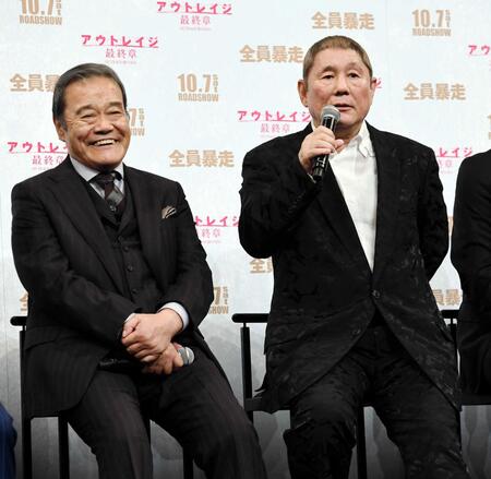 北野武監督（右）の話を聞き、笑顔を見せる西田敏行さん＝１７年９月