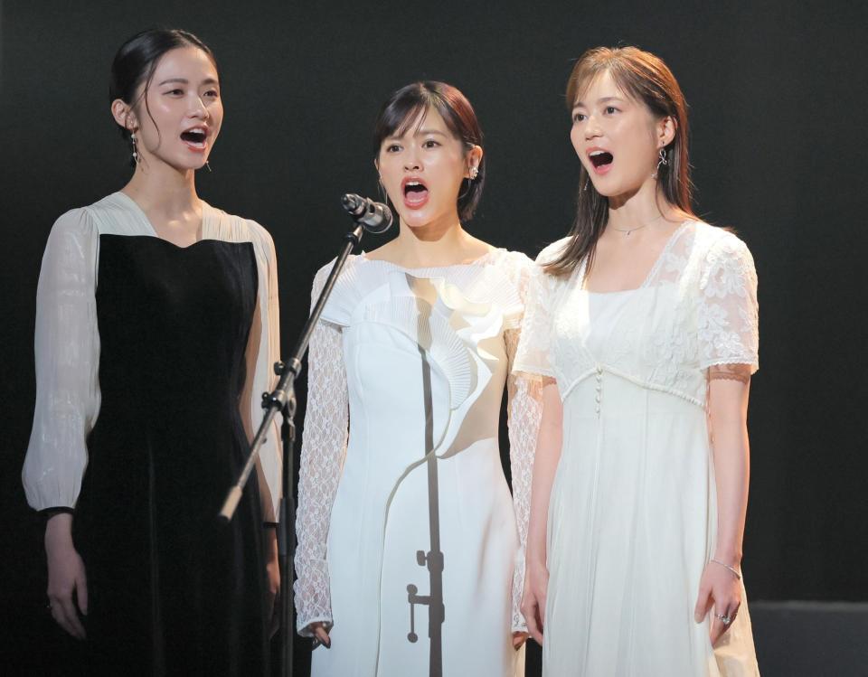 　ファンテーヌ役の３人揃って歌う（右から）生田絵梨花、昆夏美、木下晴香（撮影・吉澤敬太）