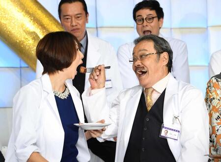 　「Ｄｏｃｔｏｒ-Ｘ」制作発表会見で米倉涼子（左）にケーキを食べさせる西田敏行＝２０１７年１０月