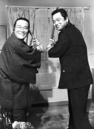 　阪神・川藤幸三とバッティングポーズをとる西田敏行さん＝１９８７年