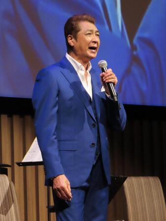 　兄・鳥羽一郎への思いを込めた新曲「兄貴」を熱唱する山川豊