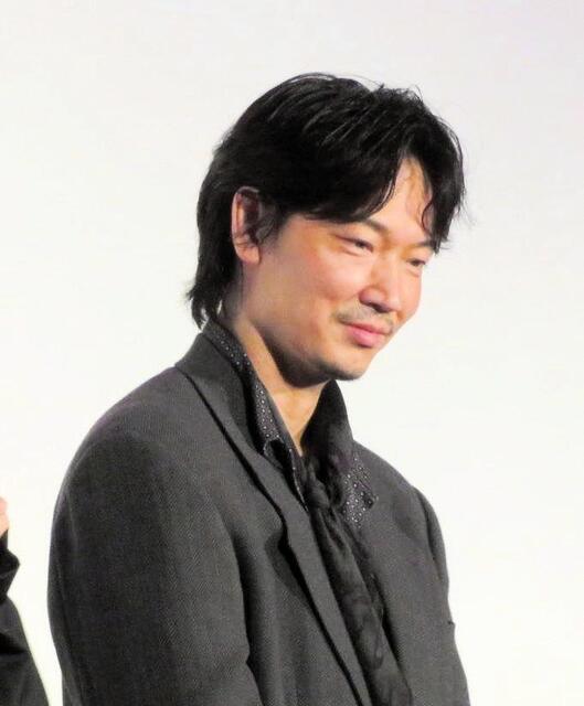 綾野剛、大量発汗で一時降壇 暑がり仲間の堂本剛「廊下が暑くて、2人