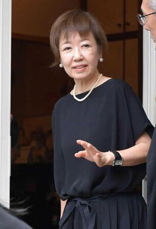 　弔問を終え西田家を後にする浅田美代子（撮影・持木克友）