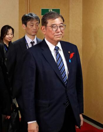 　自民党幹部との協議に向かう石破首相＝８日