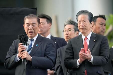 　大阪市で街頭演説する（手前左から）自民党総裁の石破首相と公明党の山口前代表