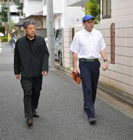 弔問に訪れた勝村政信（左）と鈴木浩介（撮影・持木克友）