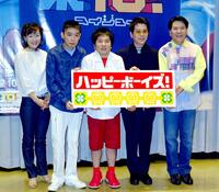 　フジテレビ「ハッピーボーイズ」会見に出席するおすぎとピーコさん（右）＝２００２年４月