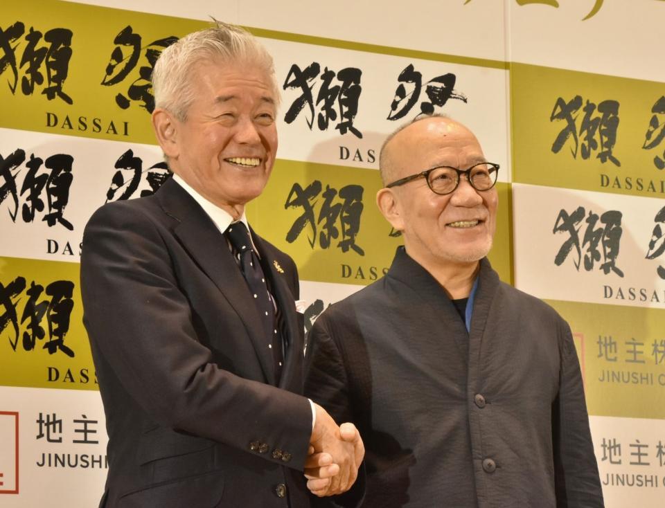 固く握手を交わす久石譲氏（右）と日本センチュリー交響楽団の桜井博志会長＝大阪・豊中市内