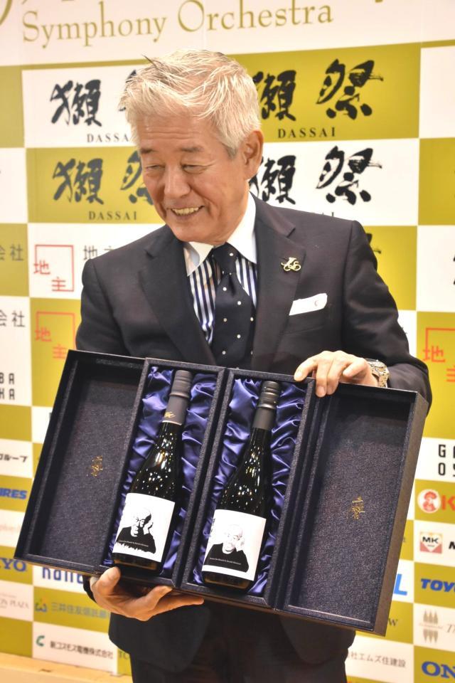 　久石譲氏ラベルの「獺祭」を披露する日本センチュリー交響楽団の桜井博志会長