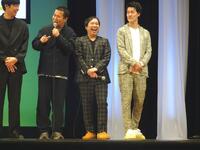 　上方漫才協会十周年興行で公演した霜降り明星の粗品（右）とせいや（右から２番目）