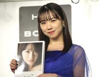 　写真集を手に持つモーニング娘。’２４の石田亜佑美