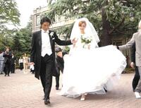 　母校の青山学院大学で結婚式を挙げた高橋克典（左）と新婦・中西ハンナさん（２００４年１０月１６日）