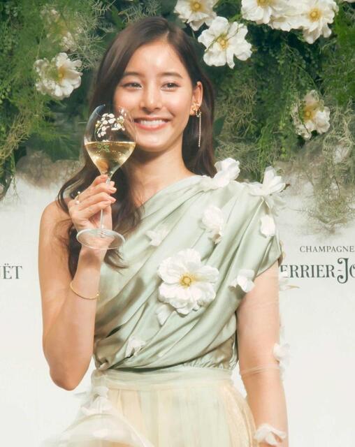 新木優子 アネモネがモチーフの華やかドレスで登場 理想のシャンパンは