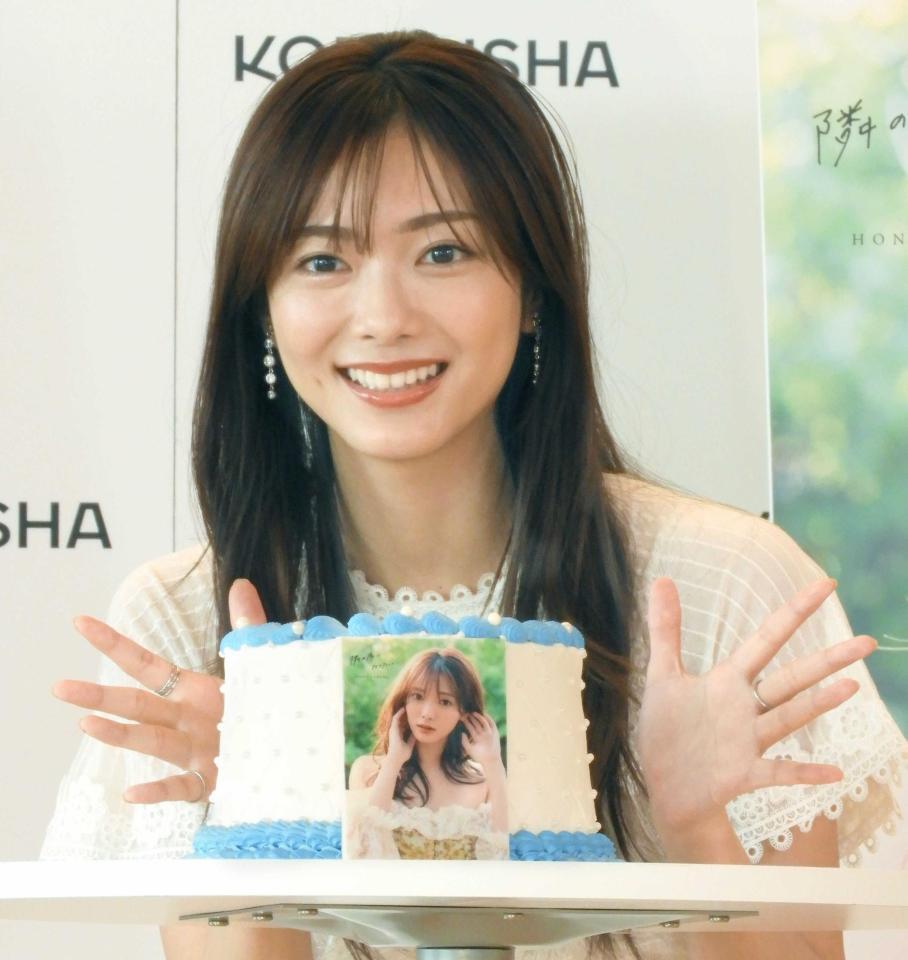 　サプライズケーキに大喜びの櫻坂４６・田村保乃