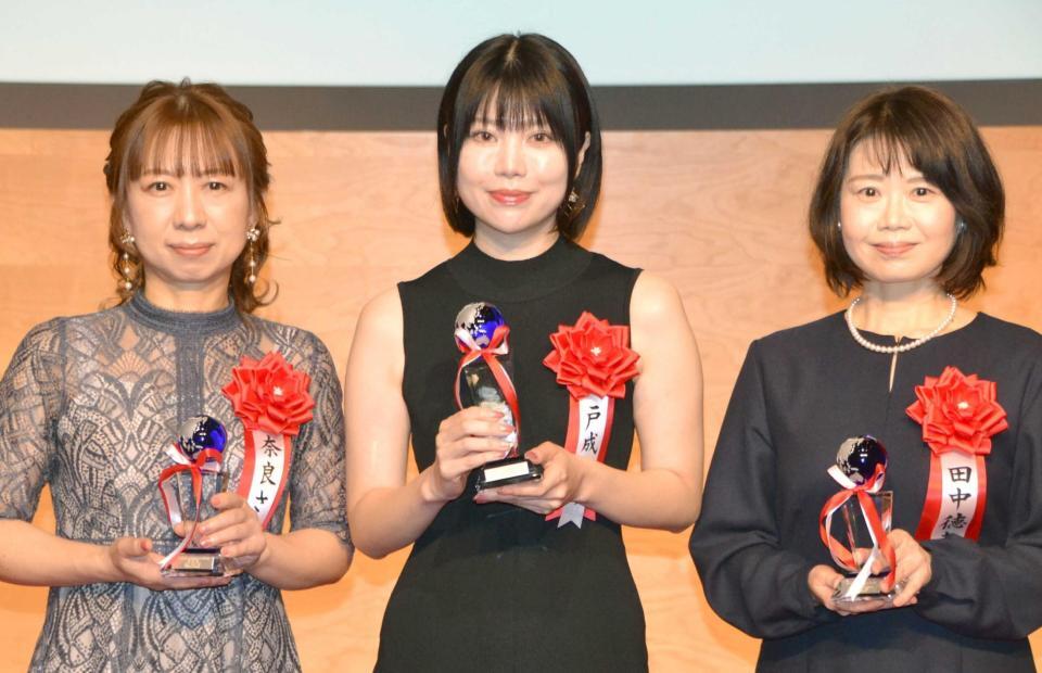 　「テレビ朝日新人シナリオ大賞」で大賞を受賞した戸成なつ氏（中央）と、優秀賞を受賞した奈良さわ氏（左）、田中徳恵氏