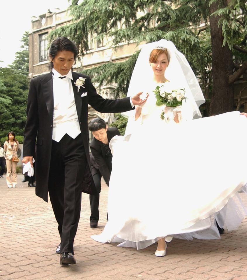 　母校の青山学院大学で結婚式を挙げた高橋克典（左）と新婦・中西ハンナさん（２００４年１０月１６日）