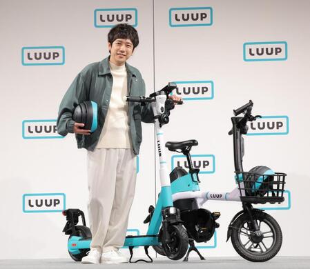 　ＬＵＵＰの横でポーズを決める二宮和也（撮影・西岡正）