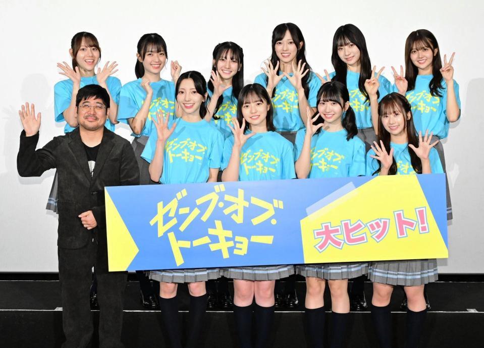 　舞台あいさつした日向坂４６の４期生たちと熊切和嘉監督