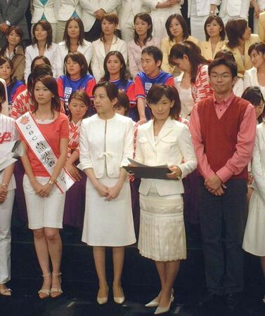 　２００６年９月、地デジＰＲのテレビＣＭ撮影に参加した「地デジ大使」の丸川珠代アナウンサーら（下段右から２人目）