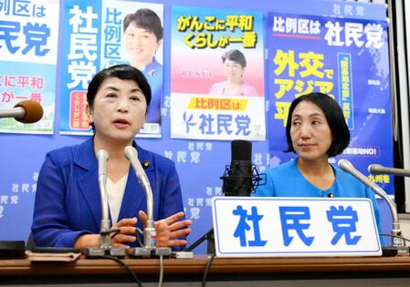 　記者会見する社民党の福島党首（左）＝27日午後８時16分、東京都中央区