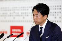 　メディアのインタビューで厳しい表情を見せる自民党の小泉選対委員長＝27日午後８時９分、東京・永田町の党本部