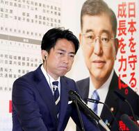 　メディアのインタビューで厳しい表情を見せる自民党の小泉選対委員長＝27日午後８時３分、東京・永田町の党本部