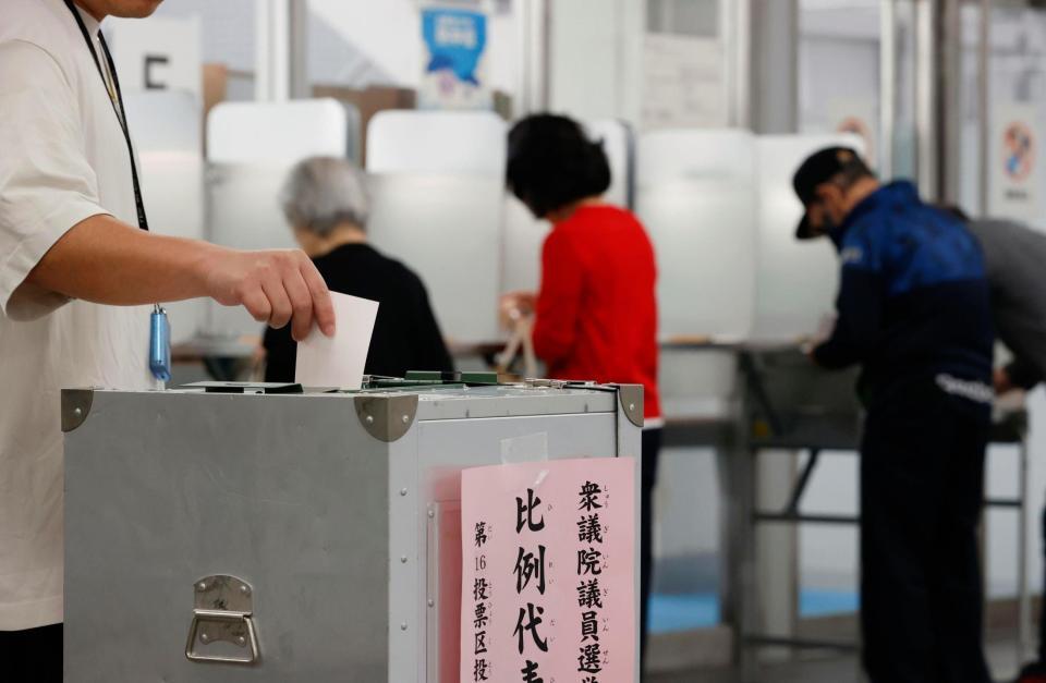 　衆院選で票を投じる有権者＝27日午前、東京都新宿区