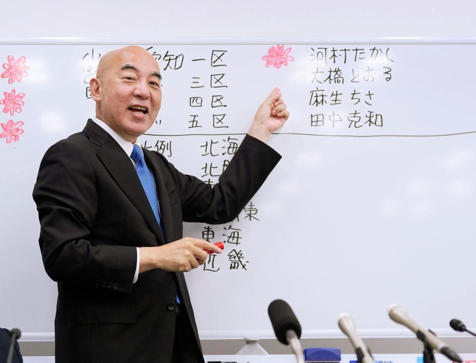 　当確者の名前に花を書く日本保守党の百田代表＝27日午後８時10分、東京都中央区