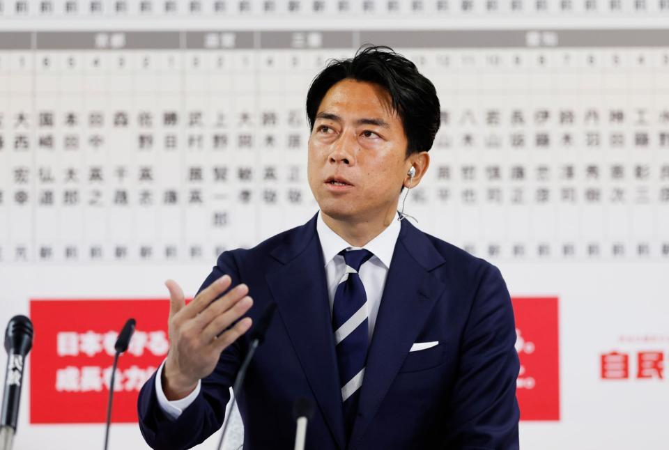 　メディアのインタビューに応じる自民党の小泉選対委員長＝27日午後８時36分、東京・永田町の党本部