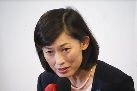 　厳しい表情で敗戦の弁を述べる丸川珠代氏（撮影・高石航平）