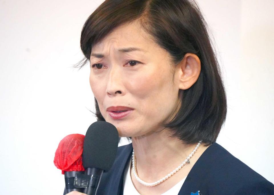 　厳しい表情で敗戦の弁を述べる丸川珠代氏（撮影・高石航平）