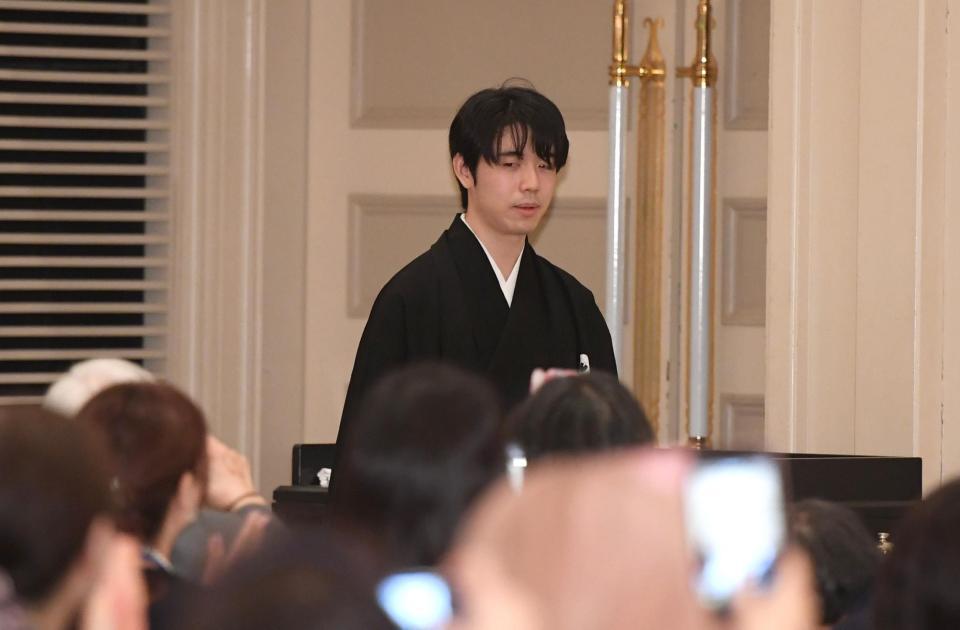 　ファンが見守る中、就位式に出席した藤井聡太棋聖（撮影・佐々木彰尚）