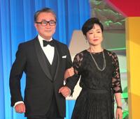 　ノリノリで登場した司会を務める三谷幸喜氏（左）と有働由美子アナウンサー