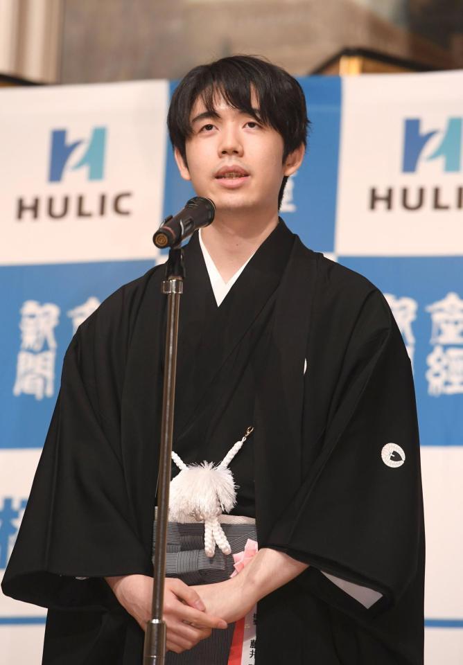 　就位式であいさつをする藤井聡太棋聖（撮影・佐々木彰尚）