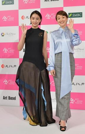 　笑顔で手を振る（左から）山本美月、鈴木京香（撮影・持木克友）