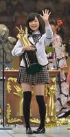 ＡＫＢ４８じゃんけん大会２０１２で優勝し、トロフィーを抱えて笑顔で手を振る島崎遥香