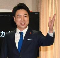 お馴染みのポーズを決める信濃岳夫（撮影・高部洋祐）