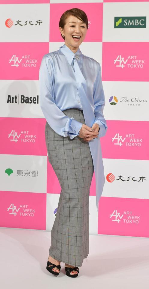 　笑顔で写真に納まる鈴木京香（撮影・持木克友）